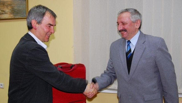 Henrykowi Michalskiemu (z lewej) serdeczne podziękowania złożył Jan Olech, burmistrz Ustki.