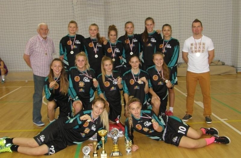 Zwyciężczynie turnieju juniorek MUKS WSG SUPRAVIS Bydgoszcz,...