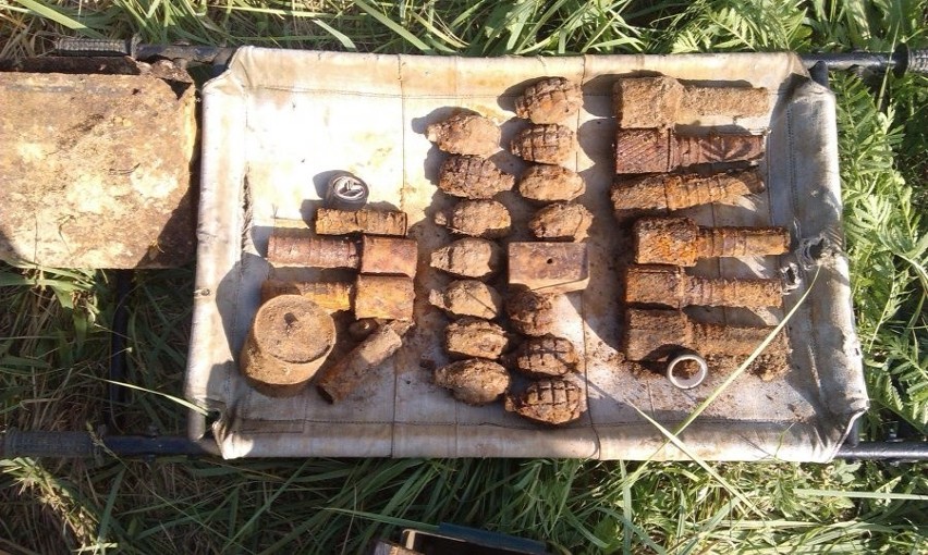 W sumie odnaleziono 118 sztuk amunicji, 24 granaty, minę...