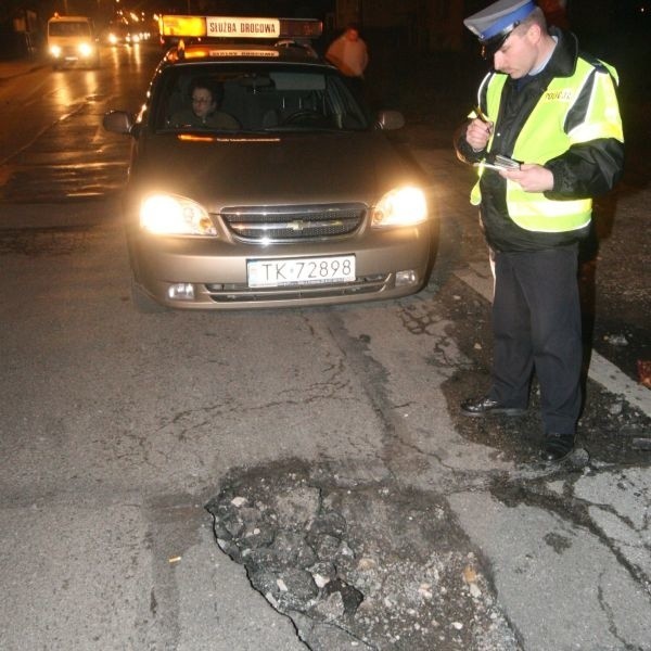 23 marca tego roku na ulicy Piekoszowskiej w Kielcach w taką dziurę wpadło osiem samochodów. Wszystkie zostały uszkodzone.