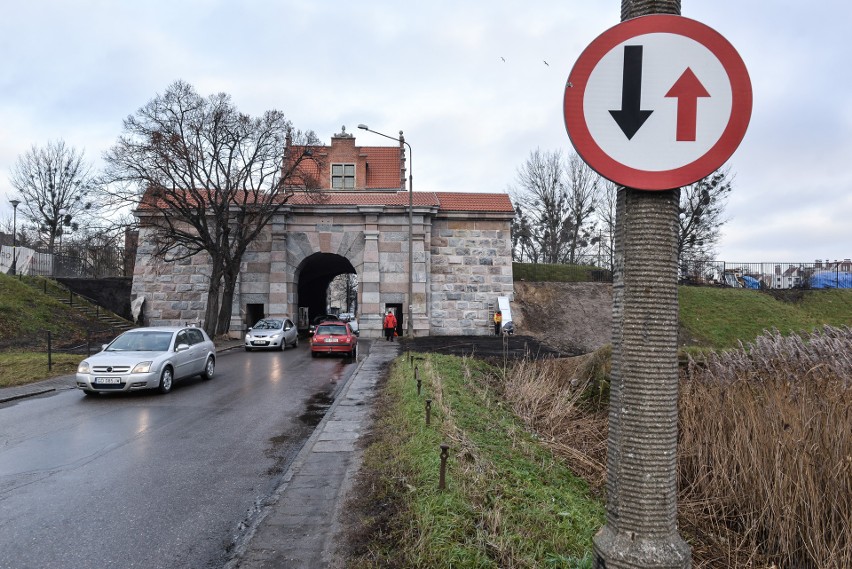 Brama Nizinna, jeden z wielu cennych zabytków w Gdańsku,...