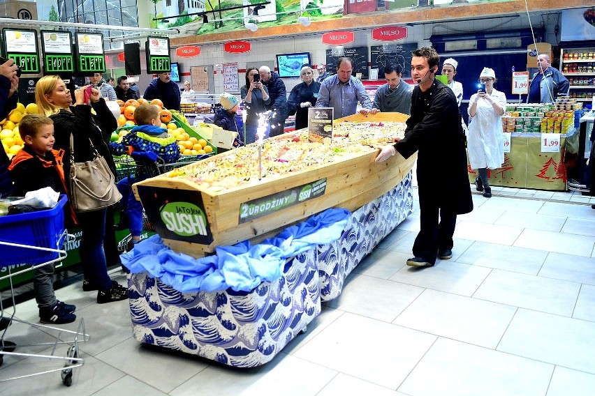 Największa w Polsce łódka z sushi w hipermarkecie E.Leclerc w Radomiu na 2 urodziny JaToJem Sushi