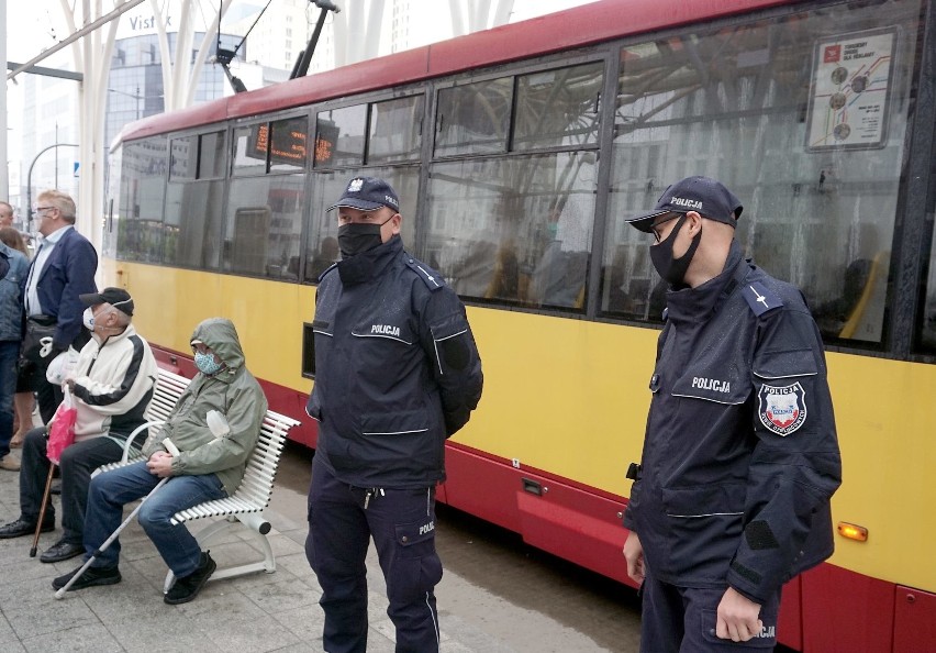 Tylko jedna trzecia pasażerów MPK w Łodzi używa maseczek...