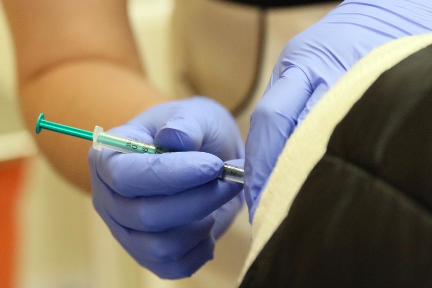 Szczepienie przeciw COVID - duże punkty szczepień w Opolu i...