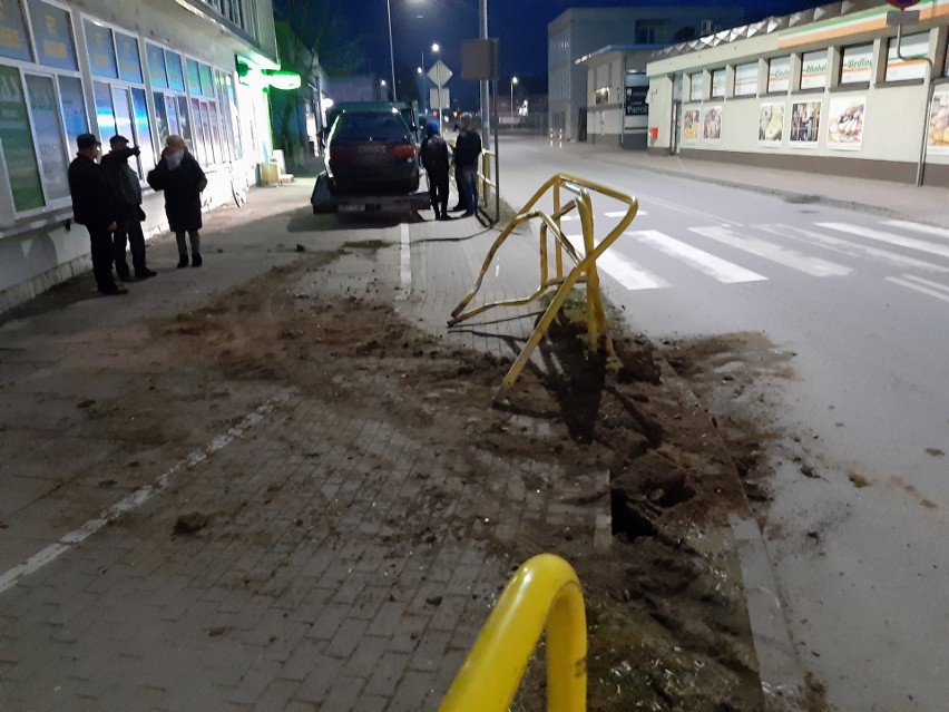 Rozpędzone auto skosiło barierki i wjechało na chodnik