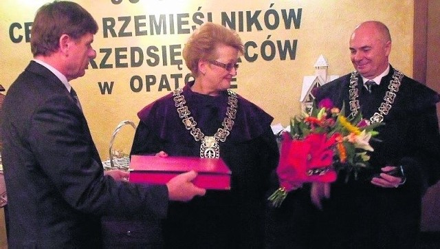 Teresa Gajewska, starsza Cechu od gości odbierała życzenia.