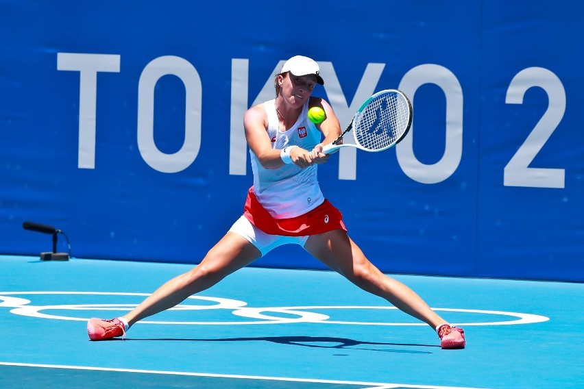 Iga Świątek na korcie centralnym ośrodka Ariake Tennis Park.