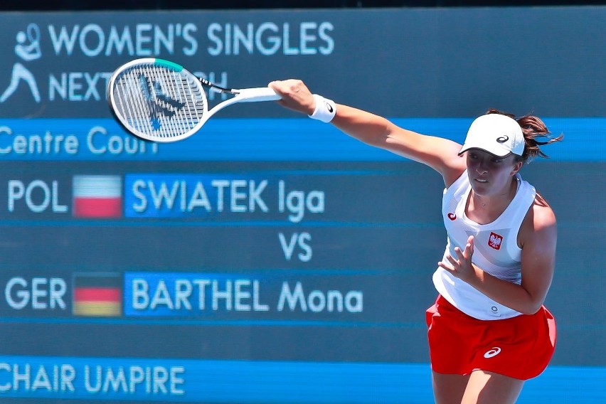 Iga Świątek na korcie centralnym ośrodka Ariake Tennis Park.