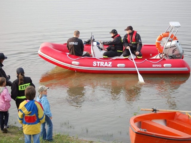 Solecka straż pożarna non stop patroluje Wisłę, jest zaprawiona w walce z żywiołem