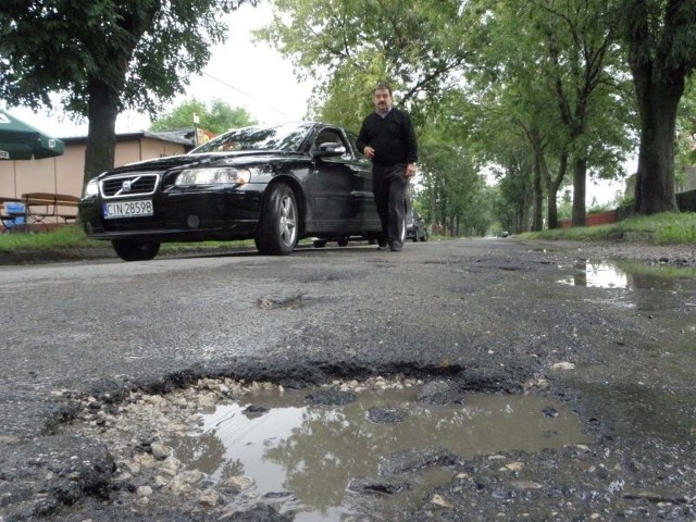 - Miejscowi wiedzą już, jak jechać, by nie uszkodzić sobie samochodu. Jeździmy środkiem jezdni albo robimy slalomy. Gorzej jest z kierowcami, którzy tej ulicy nie znają. Wówczas wpadają w dziury i niszczą sobie samochody - opowiada Jan Nowak. 