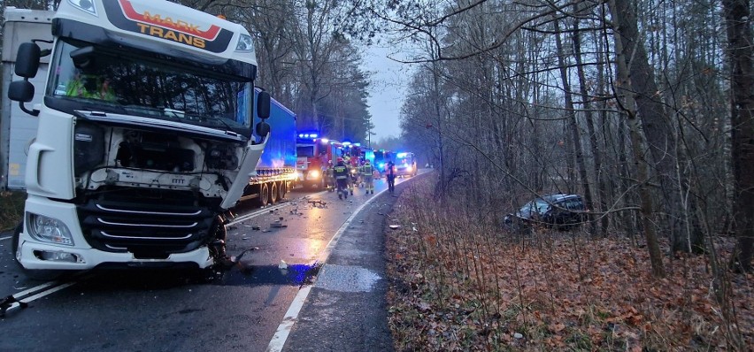 Wypadek na trasie Koszalin - Polanów. Osobówka uderzyła w...