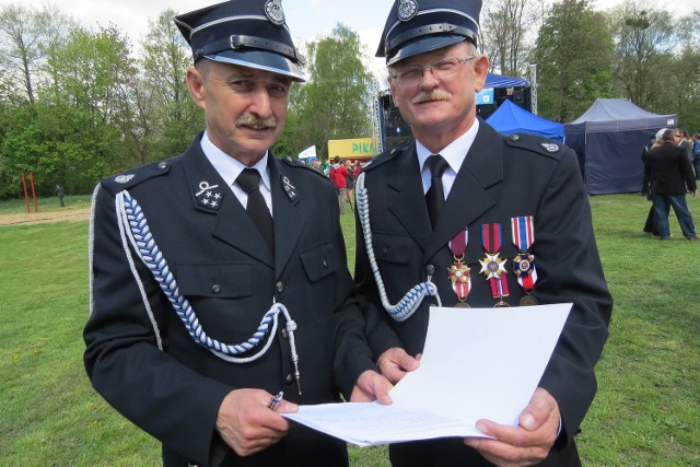 Obchody 110-lecia aleksandrowskiej OSPObchodami jubileuszu zajął się komitet honorowy z burmistrzem Andrzejem Cieślą (z prawej) na czele. Na zdjęciu z Andrzejem Malinowski, prezesem aleksandrowskiej OSP