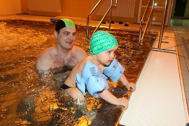Rafał Krawczyk z trzyletnim Dawidkiem świetnie bawili się podczas nocnego pływania, choć tata zapowiedział synkowi, że tylko do 21, bo trzeba iść spać.