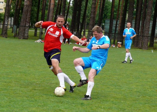 LiuGong w niebieskich strojach, grał z zawodnikami z Siemianowic Śląskich.