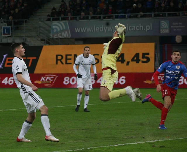 Podczas spotkania Piast - Legia raca wylądowała w polu karnym gości i ogłuszyła bramkarza