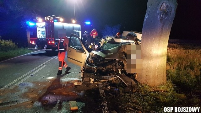 Wypadek w Bojszowach: 51-letni kierowca zginął na miejscu w wypadku, do jakiego doszło w nocy z piątku na sobotę w Bojszowach. Uderzył w przydrożne drzewo.