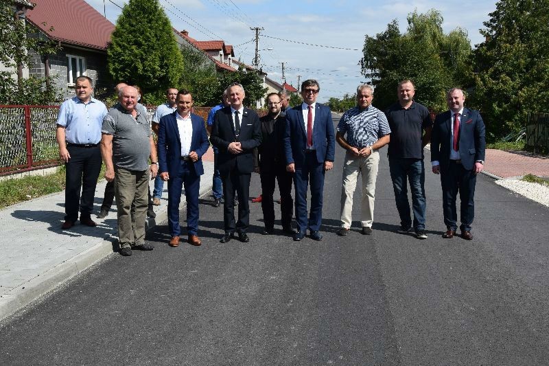 Droga powiatowa Konieczno - Modrzewie w gminie Włoszczowa już gotowa po remoncie. Wojewoda na uroczystym otwarciu [ZDJĘCIA]