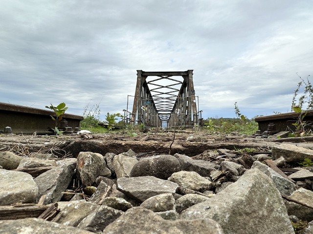 Most kolejowy powoli znika z krajobrazu Nowego Sącza. W jego miejsce powstanie jednak nowy