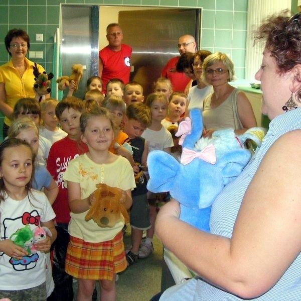 Przedszkolaki z &#8222;dwójki&#8221; przyniosły kilkadziesiąt pluszaków.