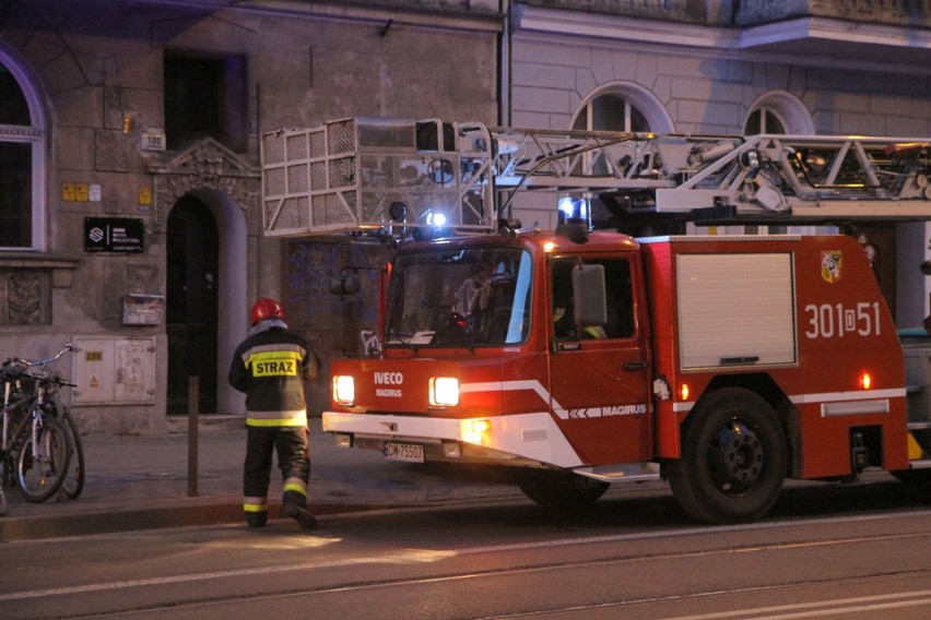 Interwencja straży pożarnej na Sienkiewicza. Mężczyzna siedział na balustradzie balkonu [ZDJĘCIA]