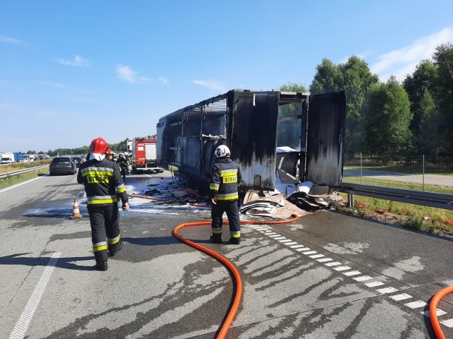 Pożar naczepy ciężarówki na autostradzie A1. Ruch odbywa się jednym pasem.Zobacz kolejne zdjęcia. Przesuwaj zdjęcia w prawo - naciśnij strzałkę lub przycisk NASTĘPNE