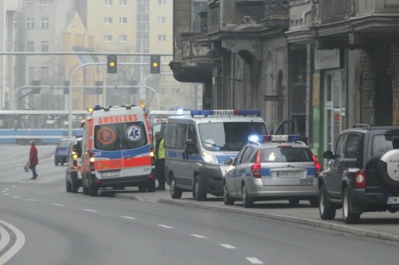 Wrocław: Wypadek na Wyszyńskiego. Pijany pieszy przechodził w niedozwolonym miejscu (ZDJĘCIA)