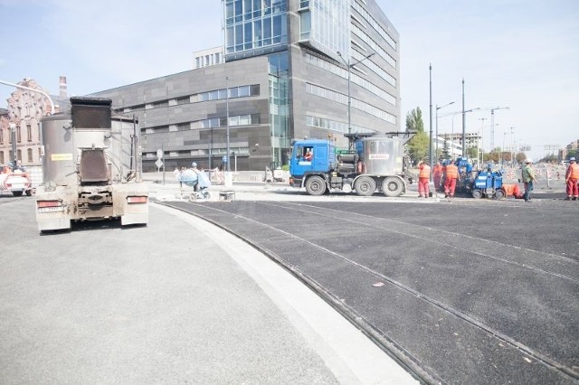 Okazało się, że nie wystarczy wylać nowy asfalt – trzeba naprawić podbudowę ulicy.