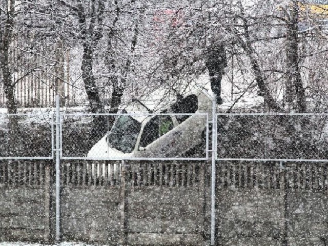Samochód zatrzymał się tuż przed ogrodzeniem placu firmy.