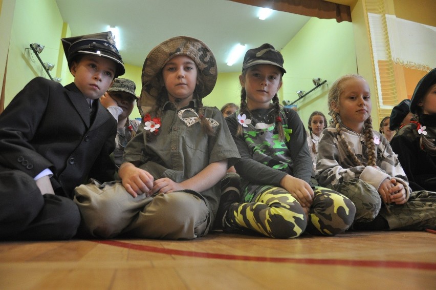 Uczniowie ze szczecineckiej "jedynki" patriotycznie [zdjęcia]