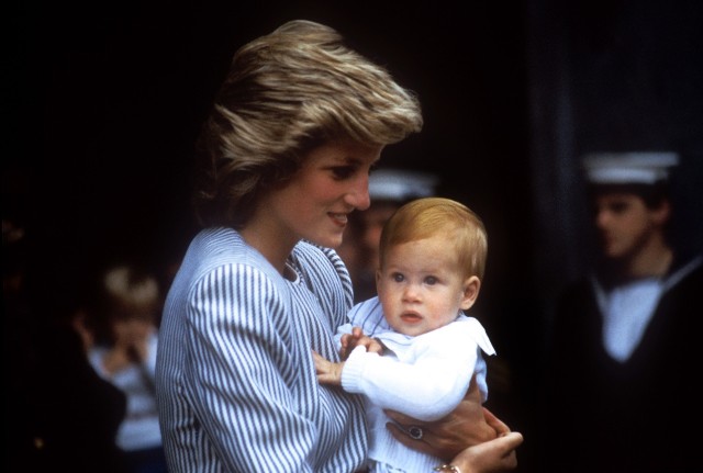 08.07.1985. Fotografia przedstawiająca księżną Walii niosącą księcia Sussex (wówczas księcia Harry'ego).