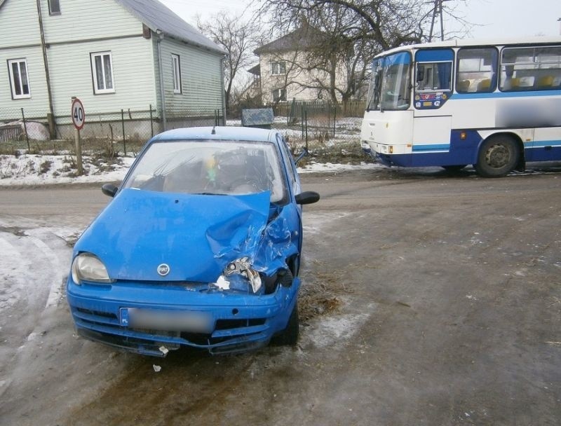 Popki. Pijany kierowca seicento uderzył w autobus (zdjęcia)