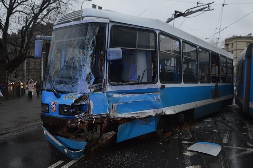 Wypadek tramwajów na pl. Orląt Lwowskich. Są ranni [ZDJĘCIA]