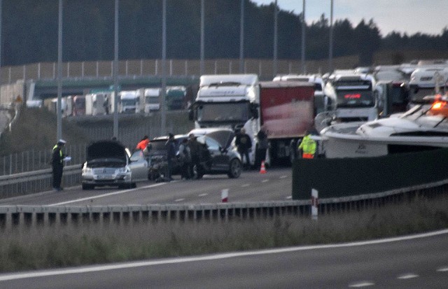 W zderzeniu brały udział dwa samochody osobowe: toyota i audi.