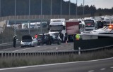 Dolny Śląsk. Wypadek na trasie S3 - łódź i rozbite pojazdy blokują drogę