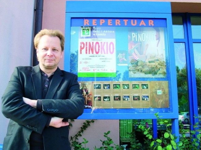 Jarosław Antoniuk, dyrektor teatru zaprasza widzów na spektakle.