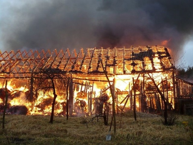 Stodoła płonęła jak pochodnia. Właściciele chcą ją odbudować. Liczą na pomoc mieszkańców.