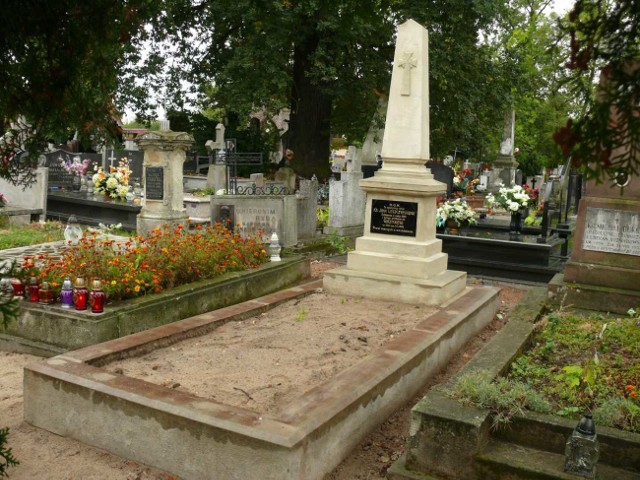 Nagrobek powstańca styczniowego ks. Jana Leszczyńskiego na rozwadowskim cmentarzu parafialnym. Brakuje tylko ogrodzenia.