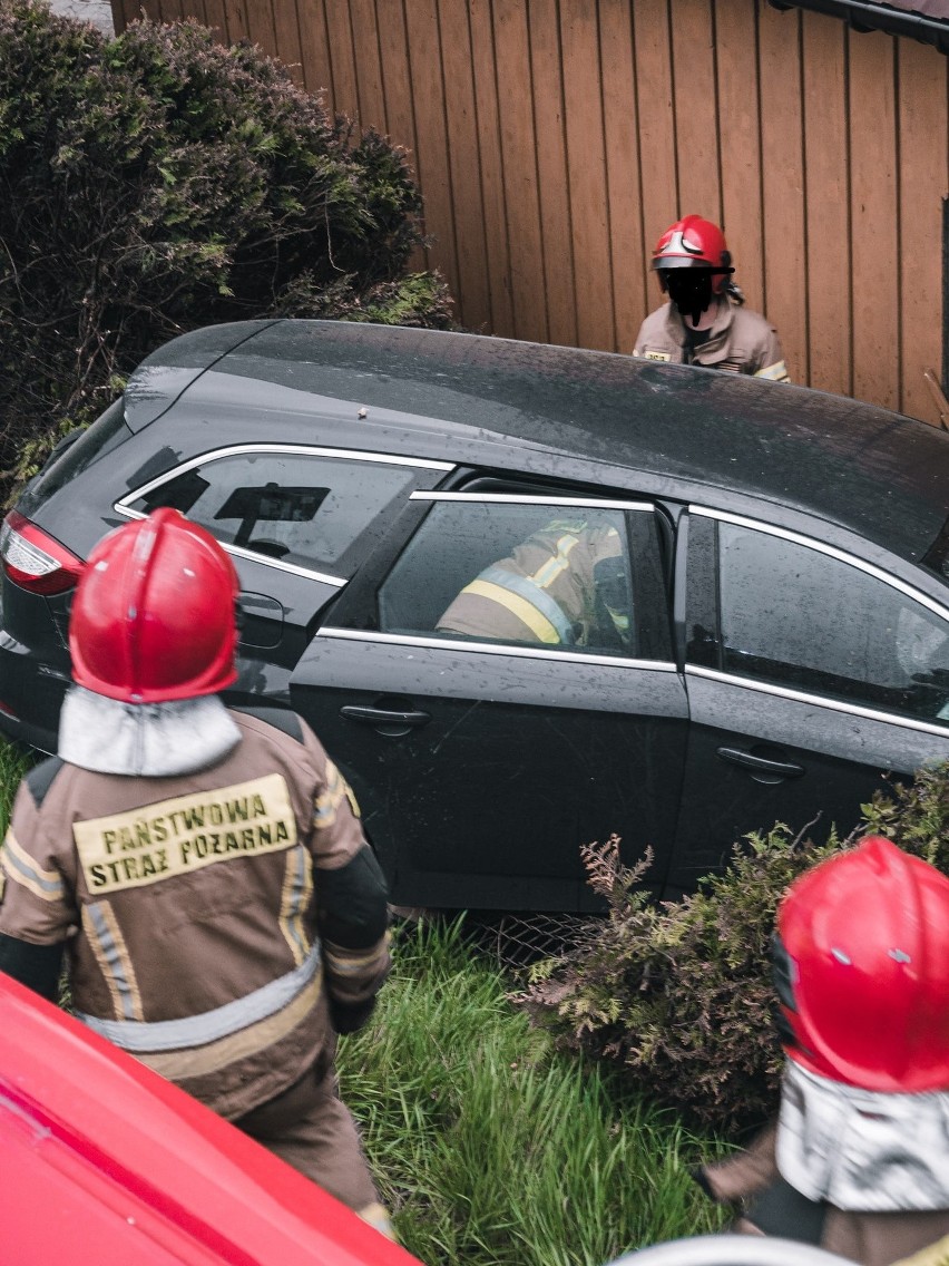 Wypadek na zakopiance. Samochód wjechał w ścianę drewnianego domu [ZDJĘCIA]