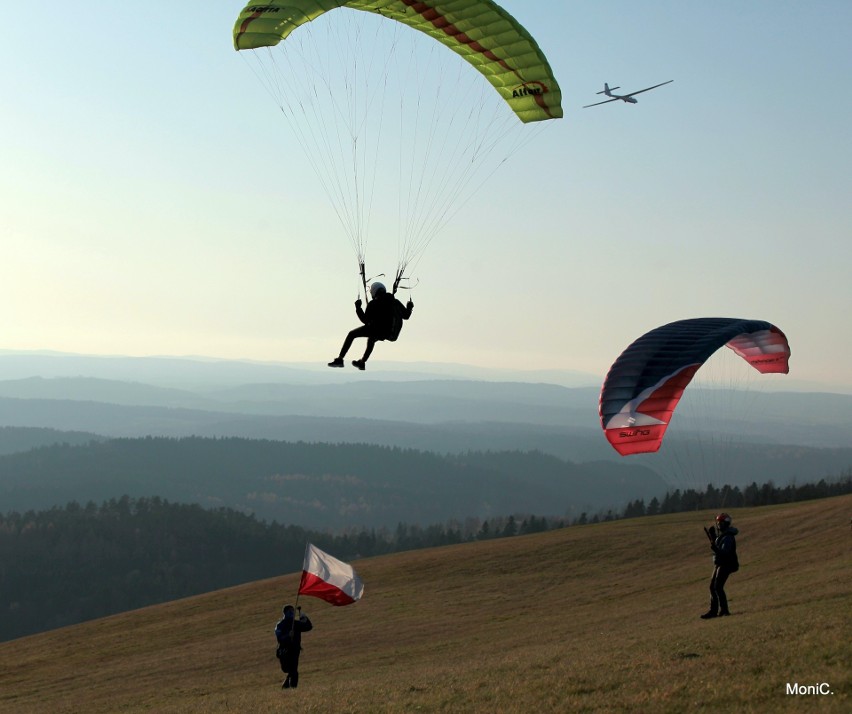 Dzień Flagi Narodowej 2022 na szybowisku w Bezmiechowej [ZDJĘCIA]