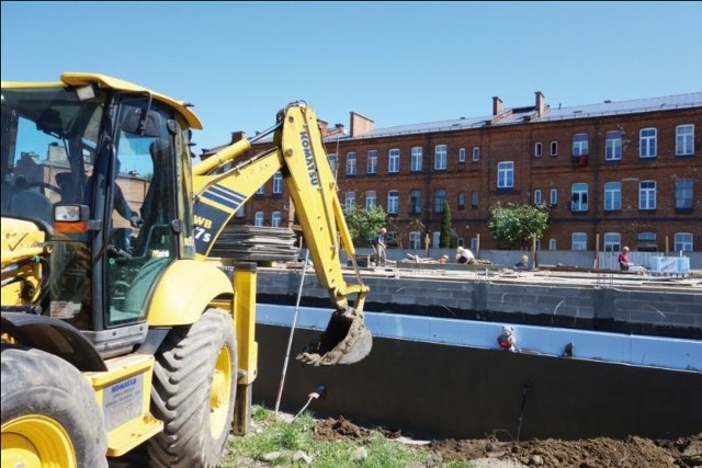 W nowym bloku komunalnym powstały już piwnice. Budynek będzie miał trzy kondygnacje.