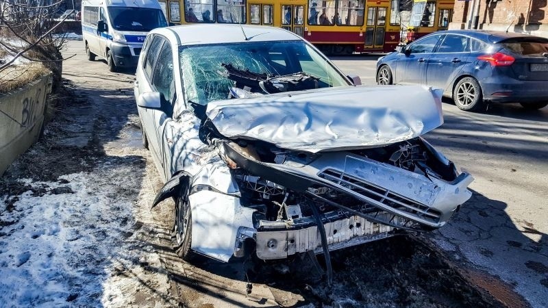 Wypadek na ul. Senatorskiej. Nie ma rannych, ale występują utrudnienia w ruchu! [zdjęcia]