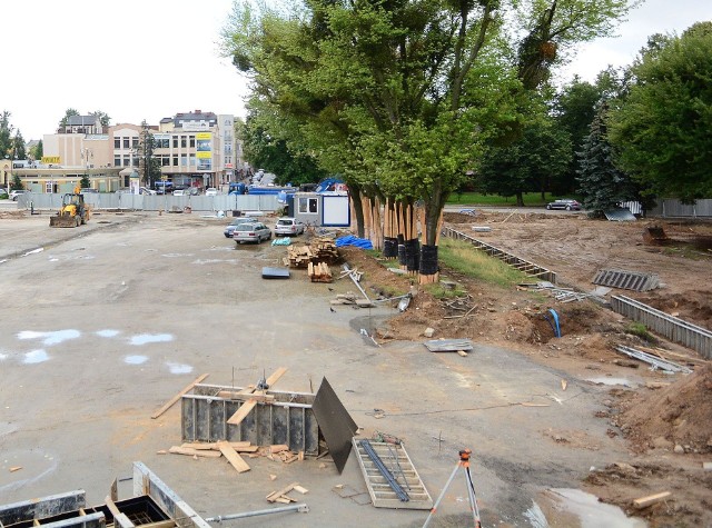 W najbliższych dniach rozpocznie się układanie docelowej nawierzchni płyt betonowych na Placu Jagiellońskim w Radomiu.