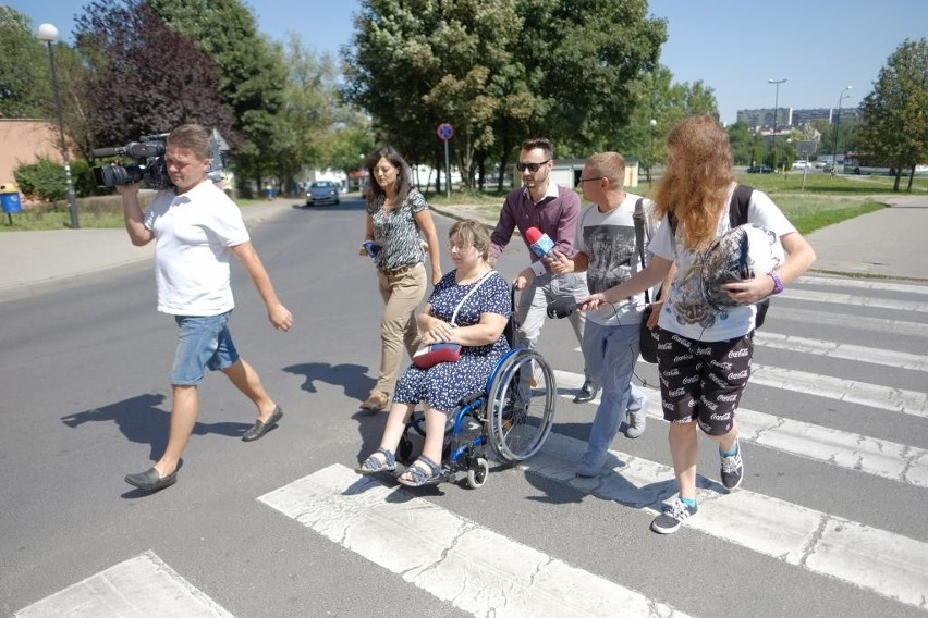 Niepełnosprawni alarmują: chodniki są nierówne, a krawężniki za wysokie (ZDJĘCIA, WIDEO)