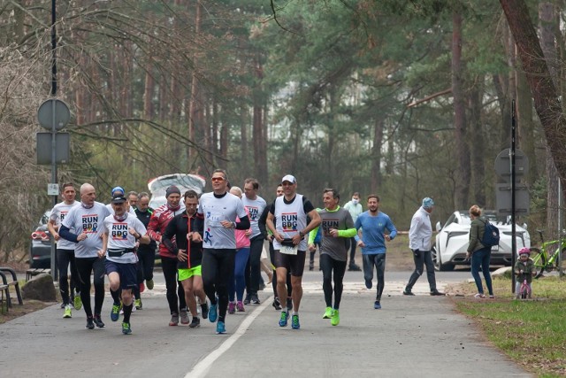 W bydgoskim Myślęcinku trasę akcji „Biegam z czystą przyjemnością”  większość pokonała biegiem, ale równie dobrze można ją było przejść w formie nordic walking. Wśród uczestników trzeciego dnia akcji, w niedzielę (11.04.2021 r.) był m.in. Sebastian Chmara