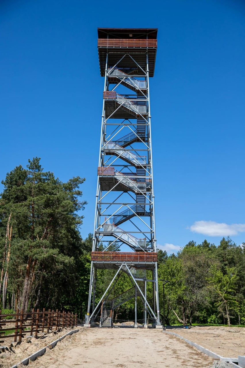 Uhowo. Wieża widokowa na Podlasiu jest jedną z największych w Polsce. Dlaczego pozostaje zamknięta? [ZDJĘCIA]