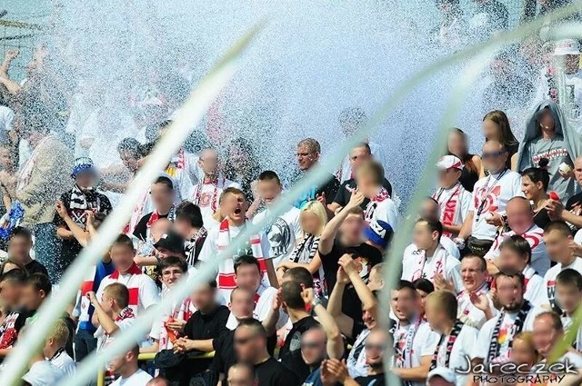 Kibice Łódzkiego Klubu Sportowego zorganizowali na osiedlach i na trybunach podczas meczu z LKS-em Mierzyn biało-czerwono-biały dzień dziecka.