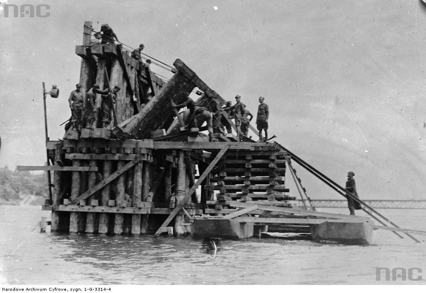 Budowa mostu kolejowego na Narwi pod Modlinem - żołnierze...