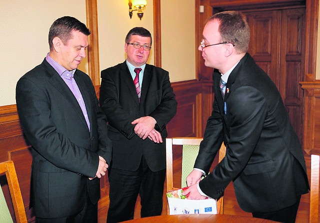 Konsul Republiki Słowackiej Marek Lisanksy (z prawej) złożył wizytę burmistrzowi Nowego Targu, miasta, które po Warszawie jest najczęściej odwiedzaną przez Słowaków aglomeracją