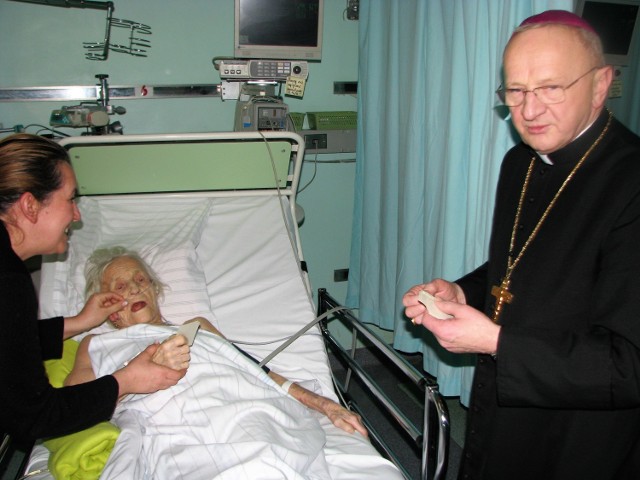 Bp Paweł Stobrawa złożył życzenia m.in. pani Zofii Adamus (z lewej wnuczka chorej).