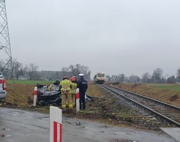 Wypadek na przejeździe kolejowym w Kujawsko-Pomorskiem. Zderzenie samochodu z pociągiem